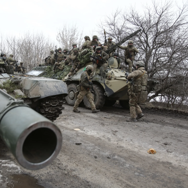 Ukrainian servicemen get ready to repel an attack in Ukraine's Lugansk region on February 24, 2022. ANATOLII STEPANOV