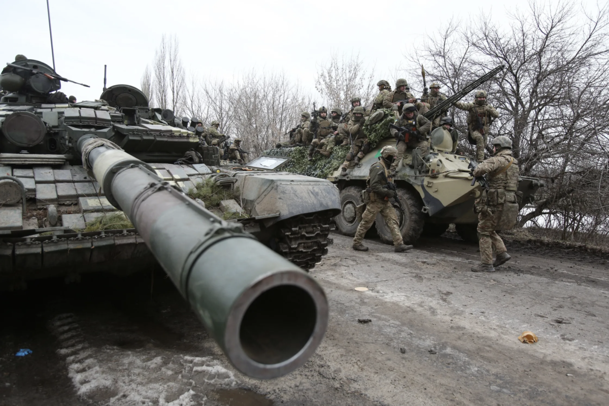 Ukrainian servicemen get ready to repel an attack in Ukraine's Lugansk region on February 24, 2022. ANATOLII STEPANOV