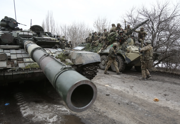 Ukrainian servicemen get ready to repel an attack in Ukraine's Lugansk region on February 24, 2022. ANATOLII STEPANOV
