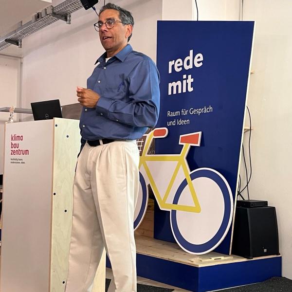 Leeds School of Business Professor G. 'Ravi’ Ravishankar presents to Global Ambassadors in Bremen, Germany