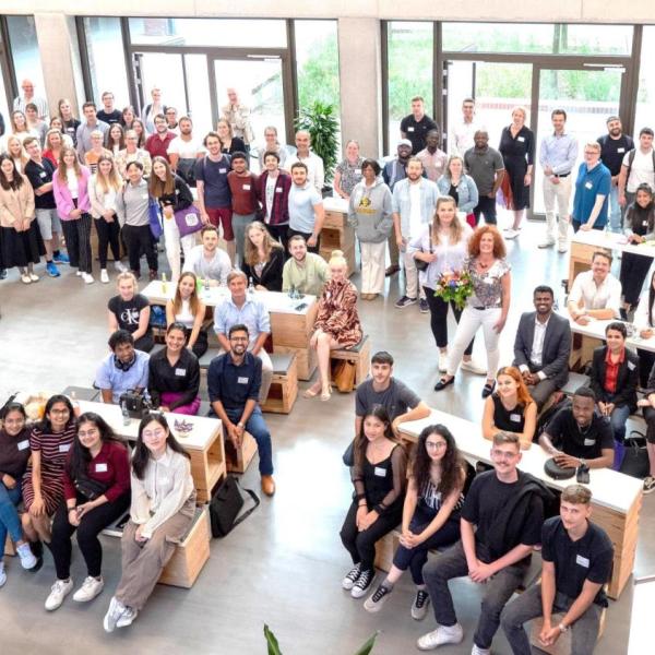 A very bright future for Global Players: Clear goal orientation, innovative thinking, international team work, and profitable worldwide networks. Join the fun and fulfillment - the world is your family!