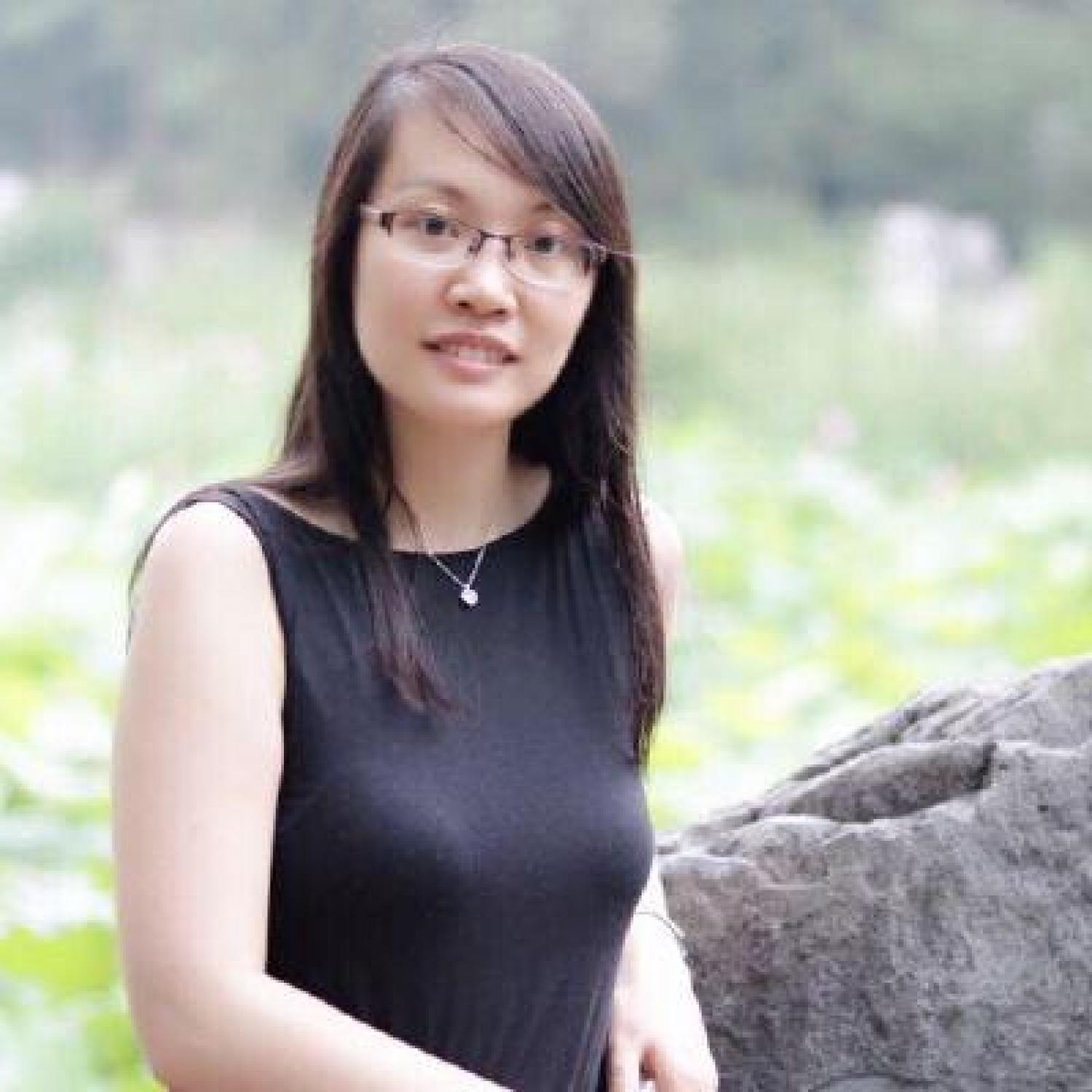 Headshot of Xu Han outside
