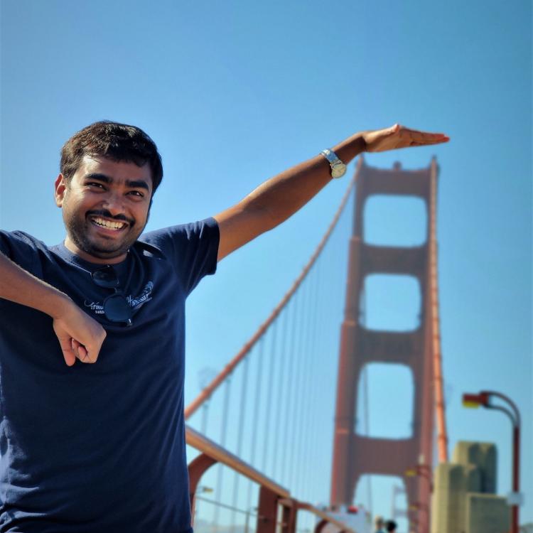 Arpan in front of the Golden Gate Bridge