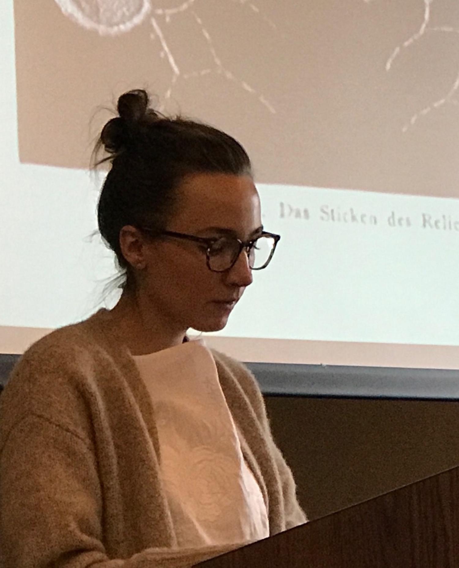 Franzi Schweiger giving a presentation