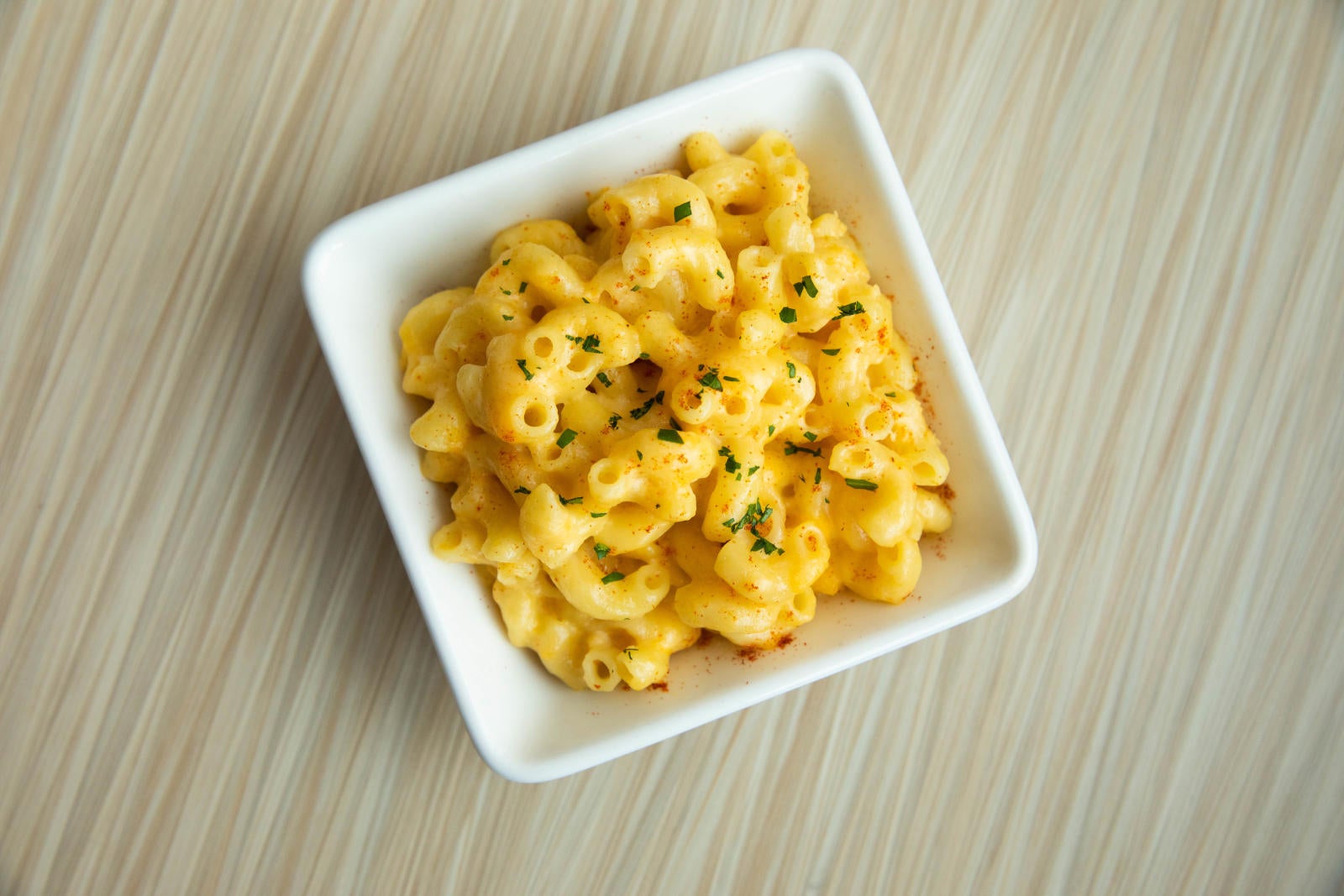 Bowl of macaroni 'n' cheese with panko breadcrumbs on top.