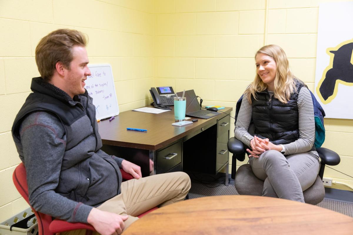 photo of a student meeting with a caps counselor.