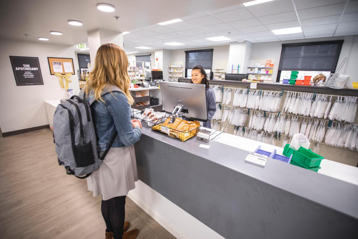 Photo of a person standing at the pharmacy counter in Wardenburg.