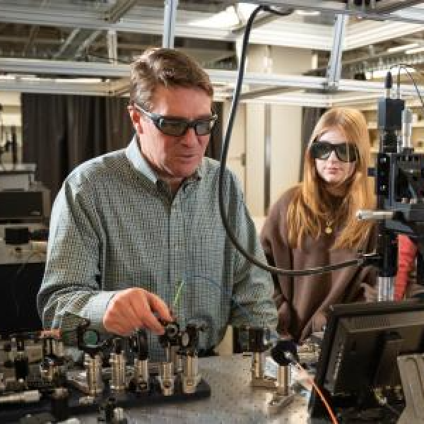 Scott Diddams and students in laboratory