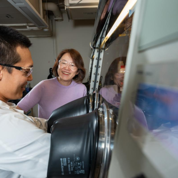 Associate Professor and co-founder of Mana Battery, a startup developing sodium-based batteries for sustainable energy storage, Chunmei Ban, is working with chemical engineering student Kangmin Kim in the CU Boulder College of Engineering and Applied Science lab.