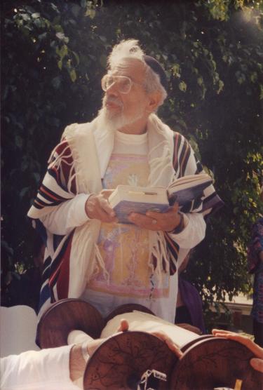 Rabbi Zalman Schachter-Shalomi leading services in LA