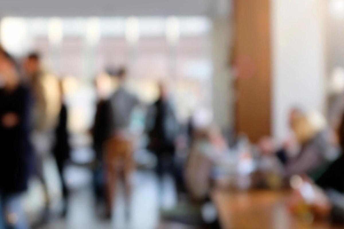Blurry picture of a crowd