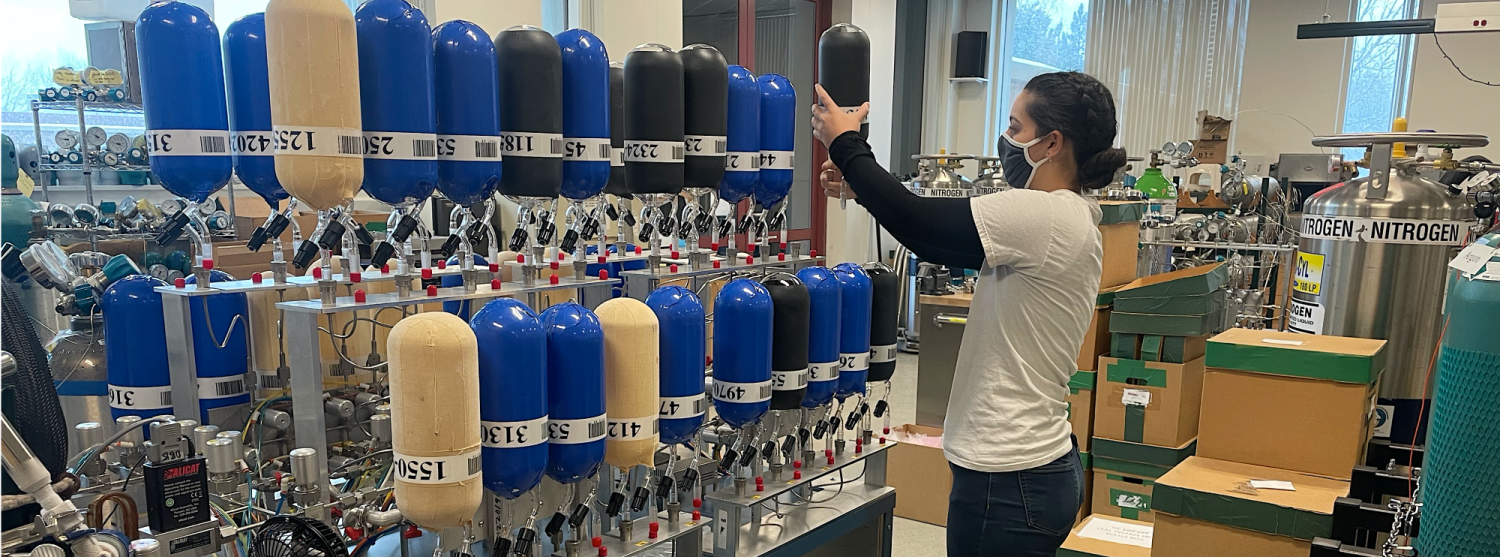 Taline Leon, undergraduate researcher, works with air samples in the INSTAAR Stable Isotope Lab. Photo by Sylvia Michel, 2022.