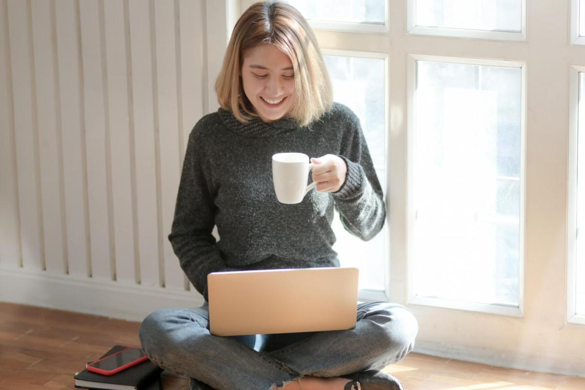 woman at home on a laptop
