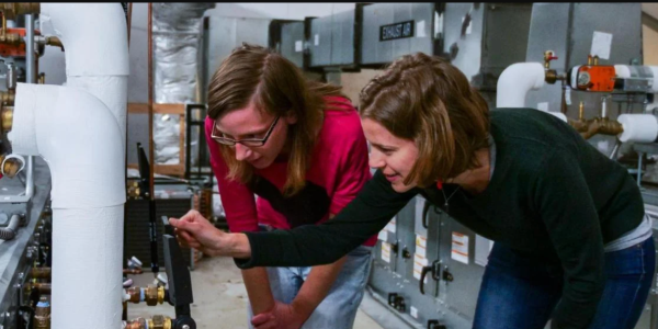 Students working in the lab together 