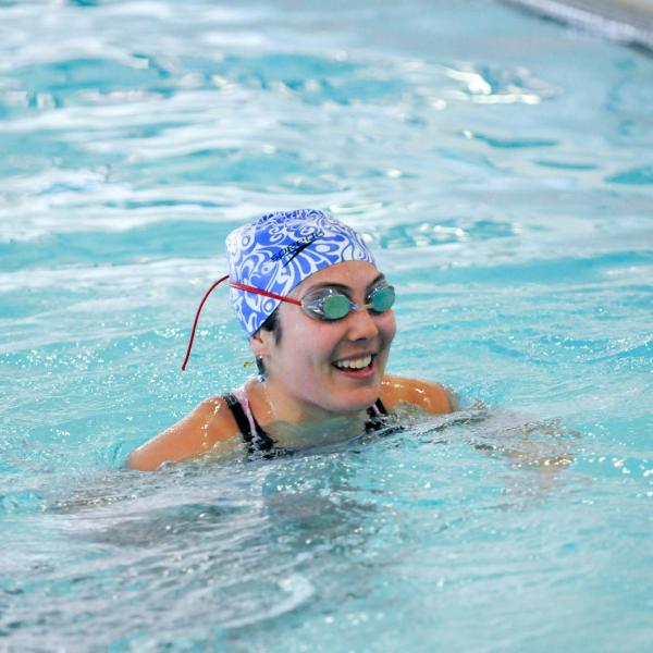 A girl swimming with goggles on