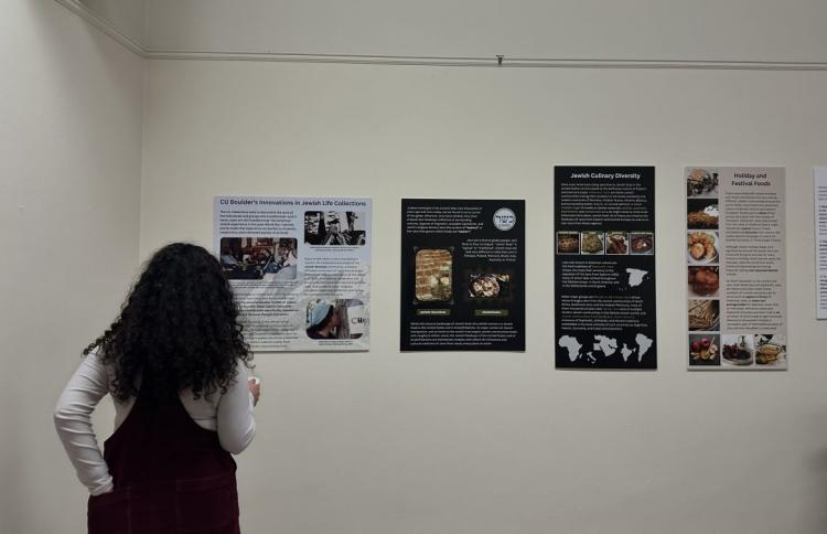 CU Boulder student viewing the Know Your Nosh: Food, Jewishness, & Identity exhibit in Norlin Library. (Lucy Adlen/CU Independent)