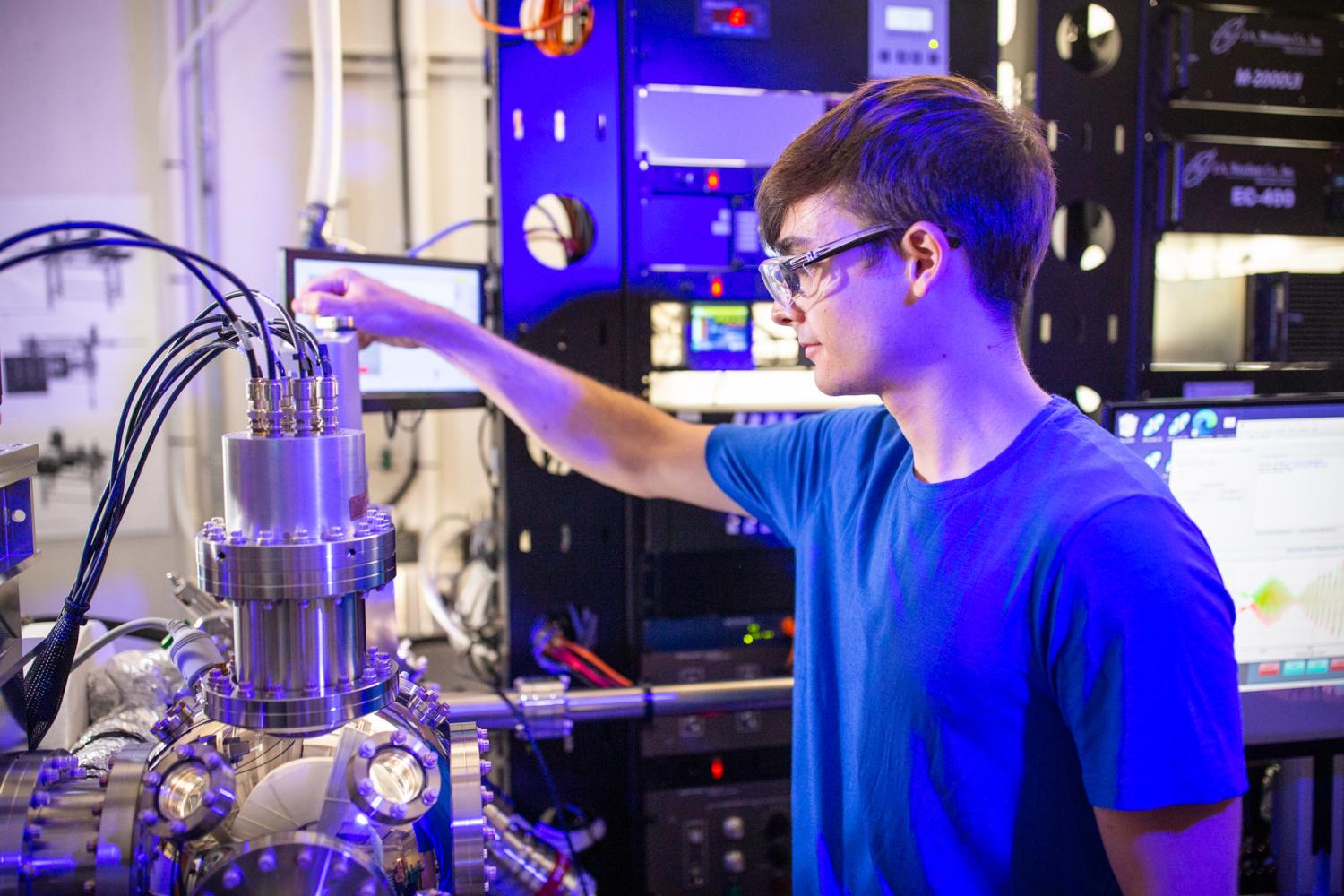 Ross Edel at ALD, ALE Reactor with <em>In Vacuo</em> AES; Atomic Layer Deposition, Atomic Layer Etching, Auger Electron Spectroscope