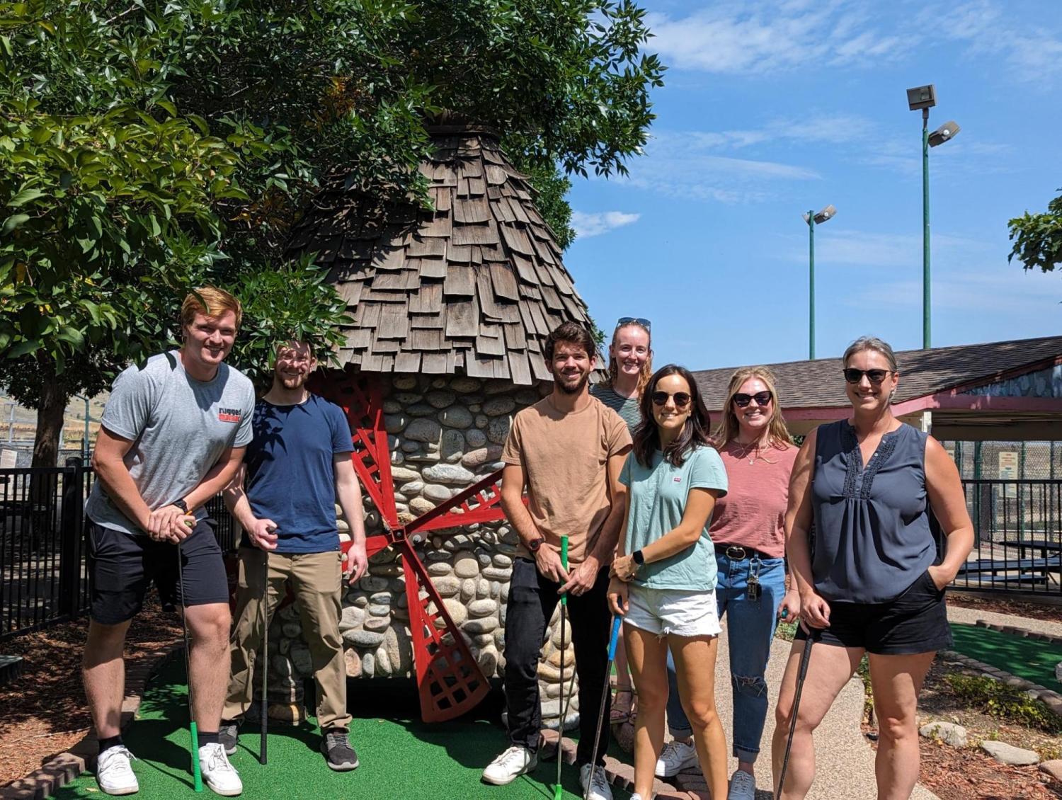 Hind lab goes mini golfing in Boulder