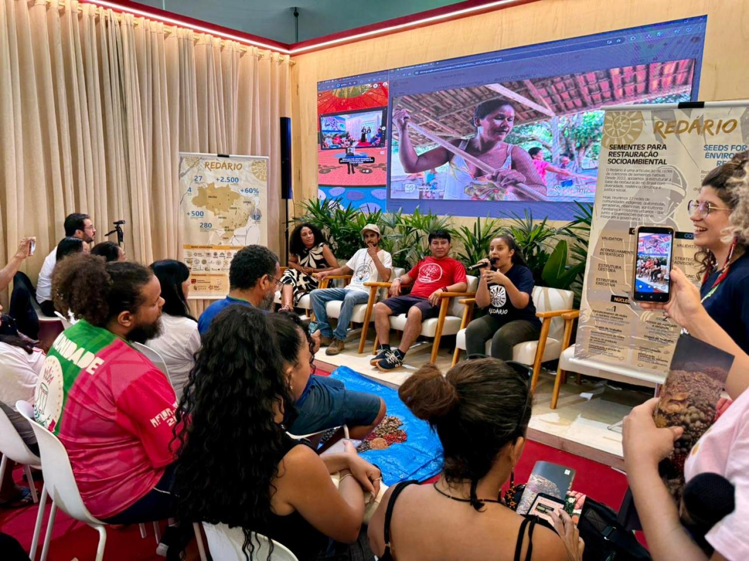 Seed collectors share their life stories and answer questions from the audience in one of the presentations held throughout COP30: here, we are in the Green Zone, at the pavilion of the Ministry of Indigenous Peoples. PHOTO: Lia Domingues/RSX