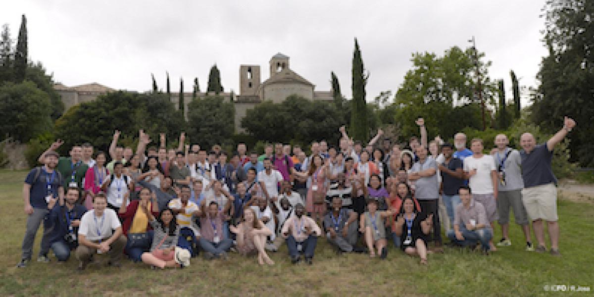 Greg Rieker's research group posing in Barcelona