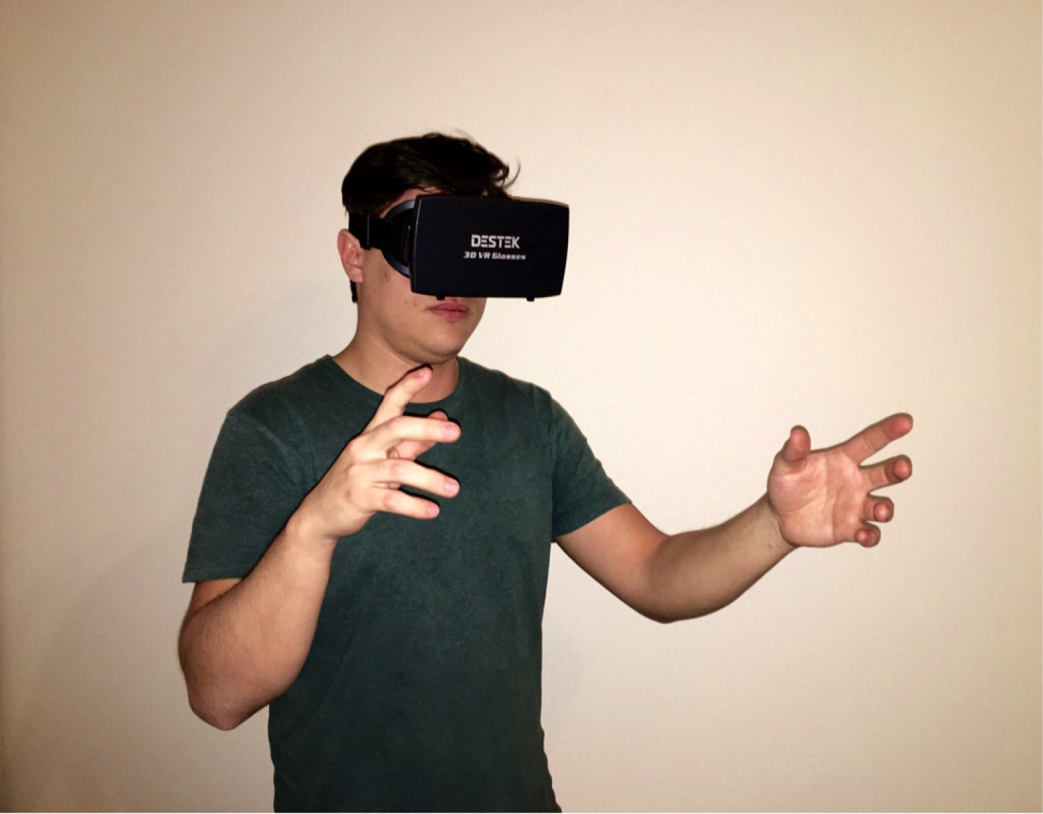 SBS Lab researcher is testing the VR device