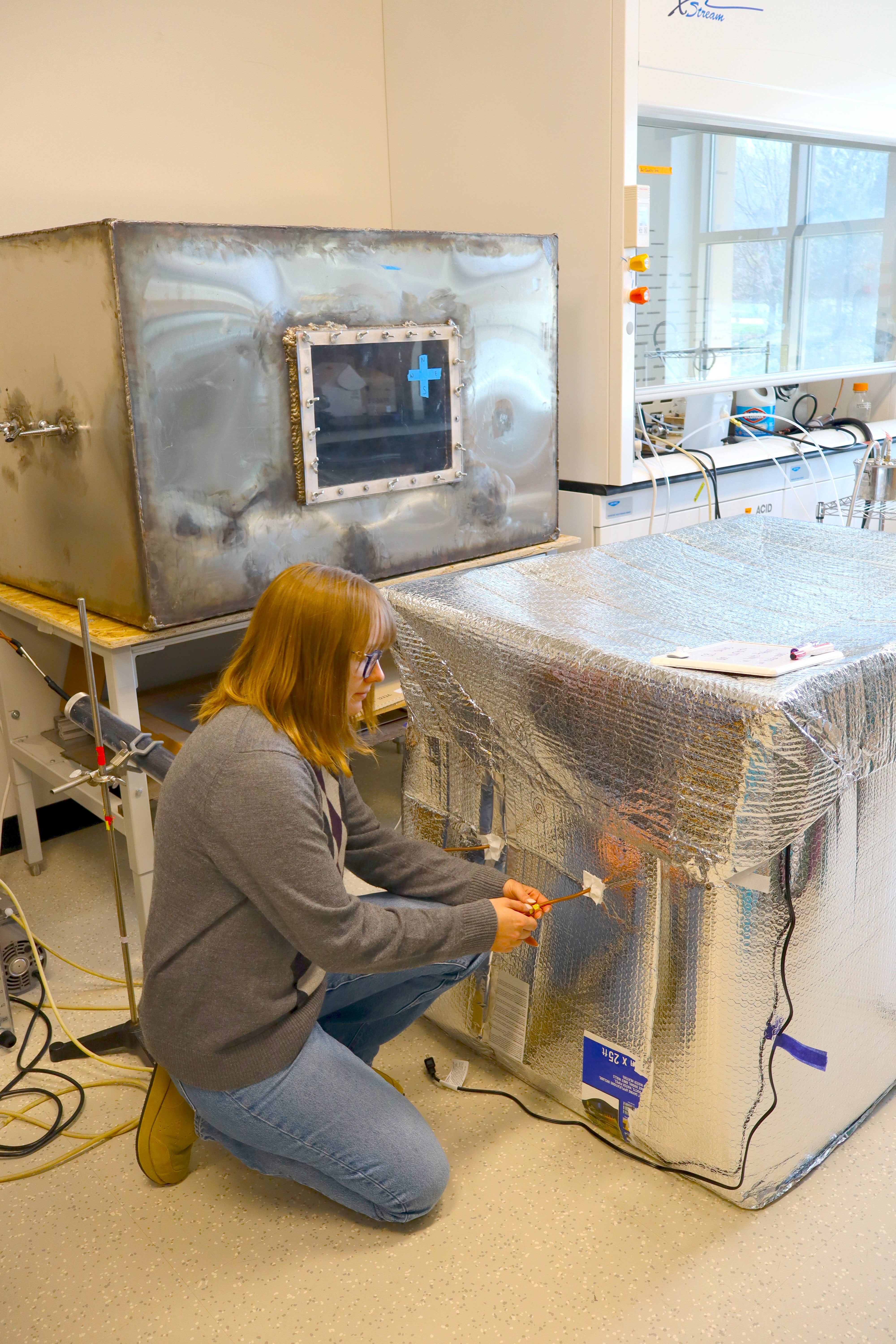 Sofie Schwink adjusts a Teflon chamber in the lab