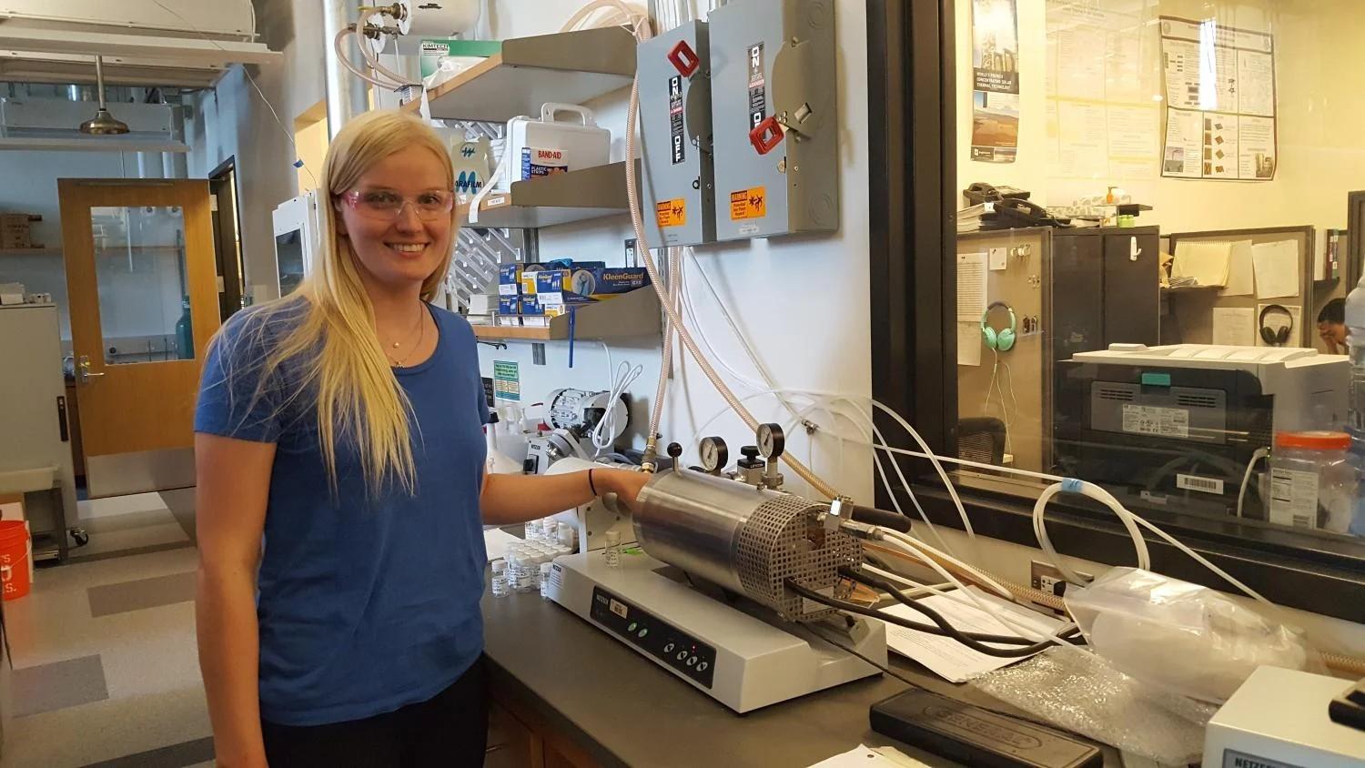 Maila Kodas using the dilatometer.