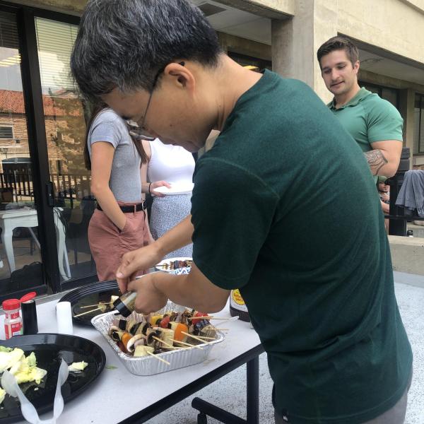 Seung_seasoning_kabobs