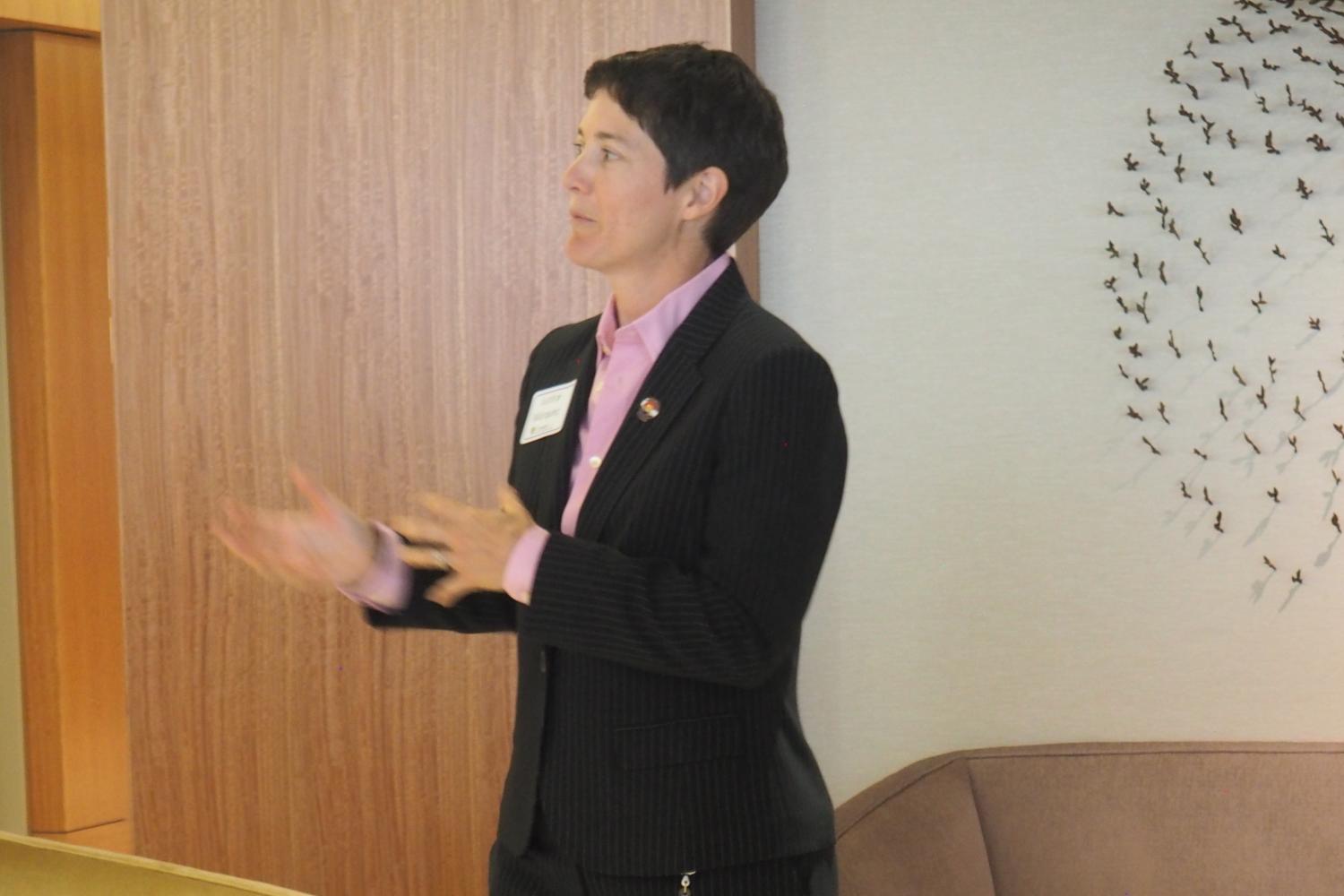 Justice Márquez speaking to students