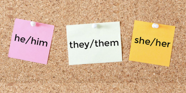 Post-it notes with English pronouns written on them 