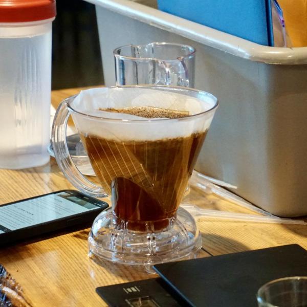 Students can use a dripper to brew coffee