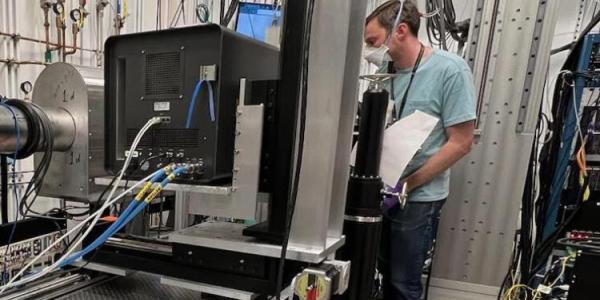 Research Associate and first author Nicholas Weadock working in the lab.