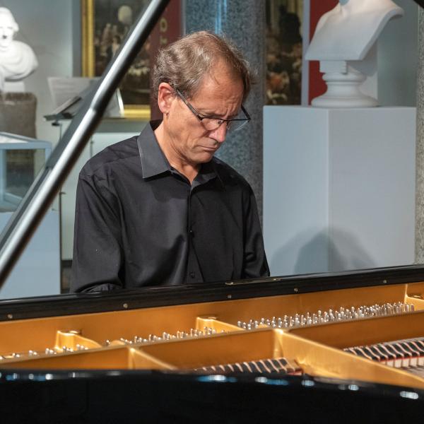 Korevaar at piano