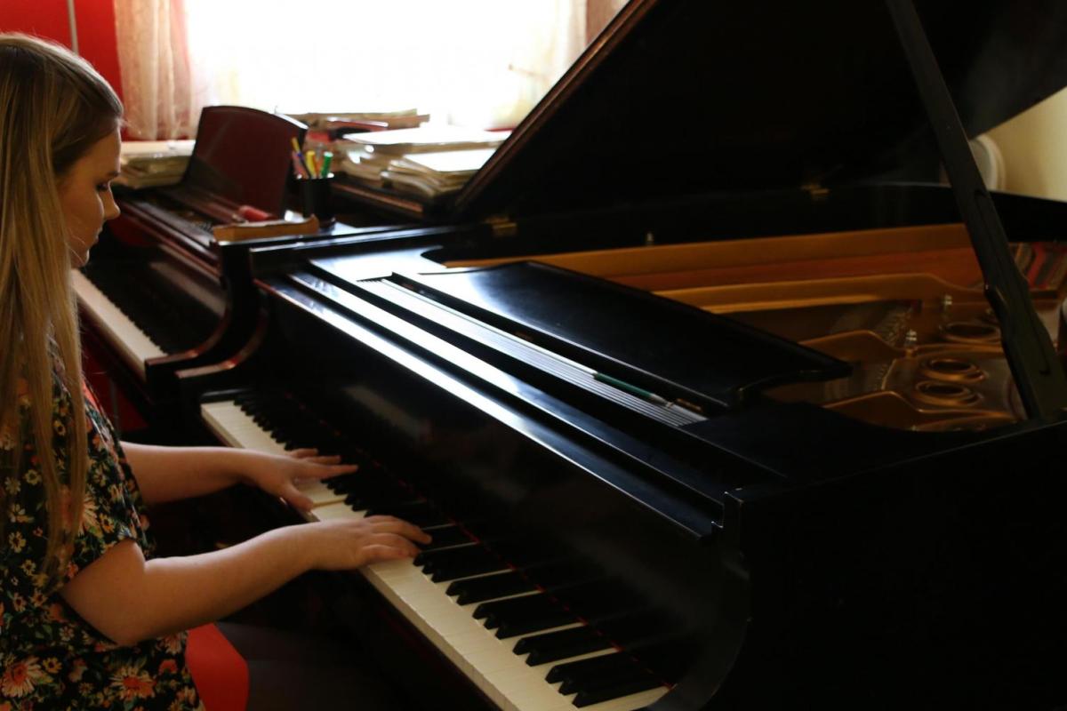 girl at piano