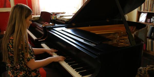 girl at piano