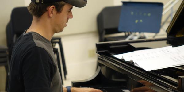 jazz piano player in rehearsal