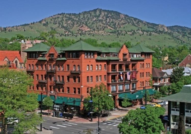 hotel boulderado with mountains in background