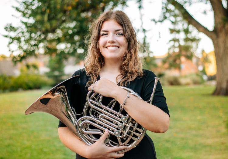 Danielle Richard headshot with French horn