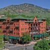hotel boulderado with mountains in background