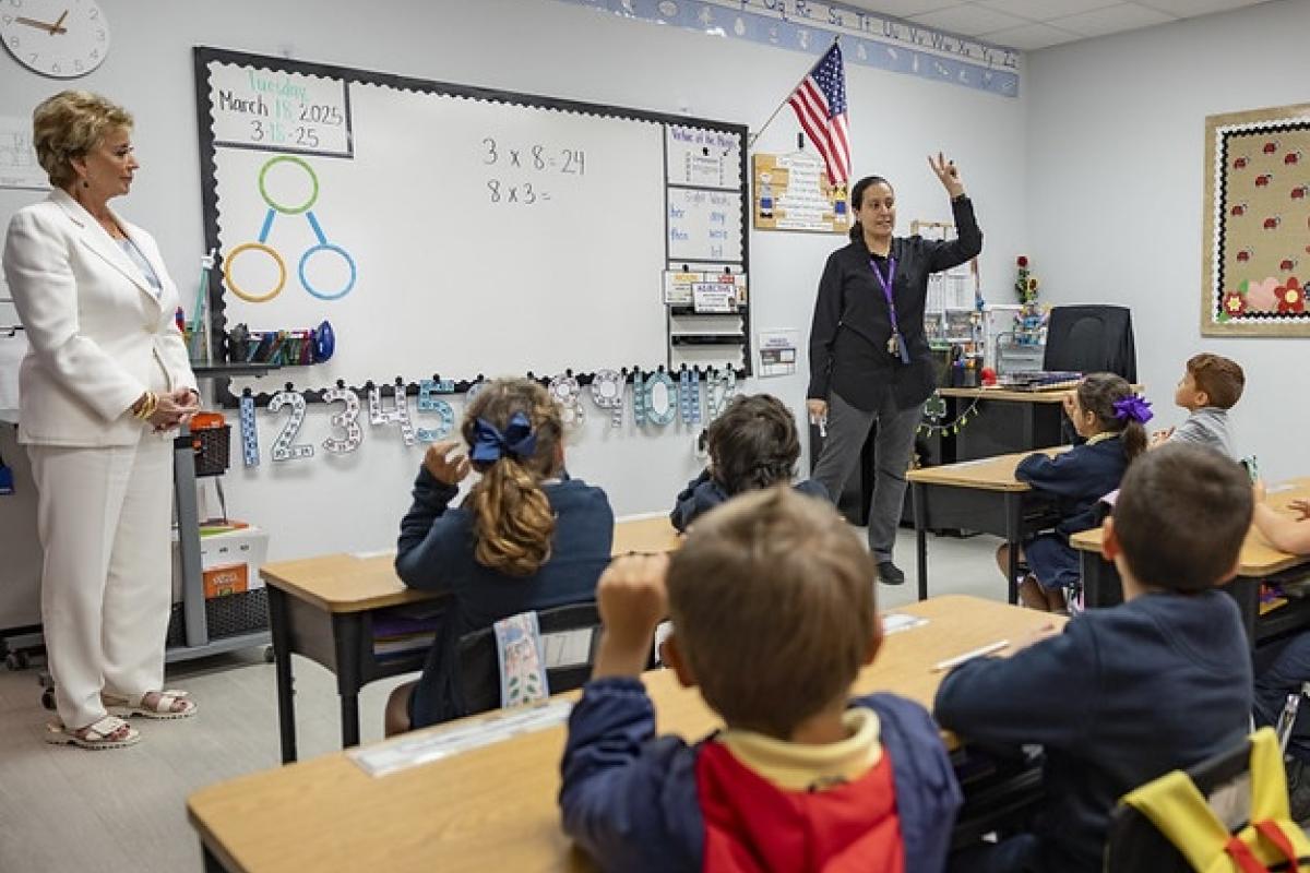 Linda McMahon and a teacher stand in front of a classroom