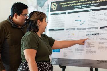 Jorge Santiago Ramírez and Kaitlyn Bishay examine Ramírez’s research poster at the 2023 Upper Colorado River Basin Water Forum.