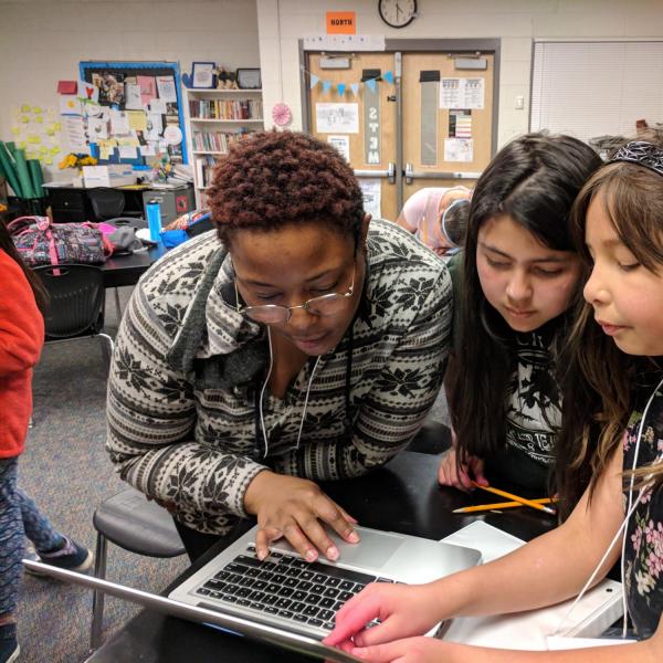 A PISEC UE using the computer with students