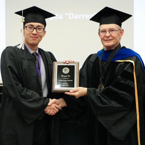 Undergraduate Changda Liu receiving award.