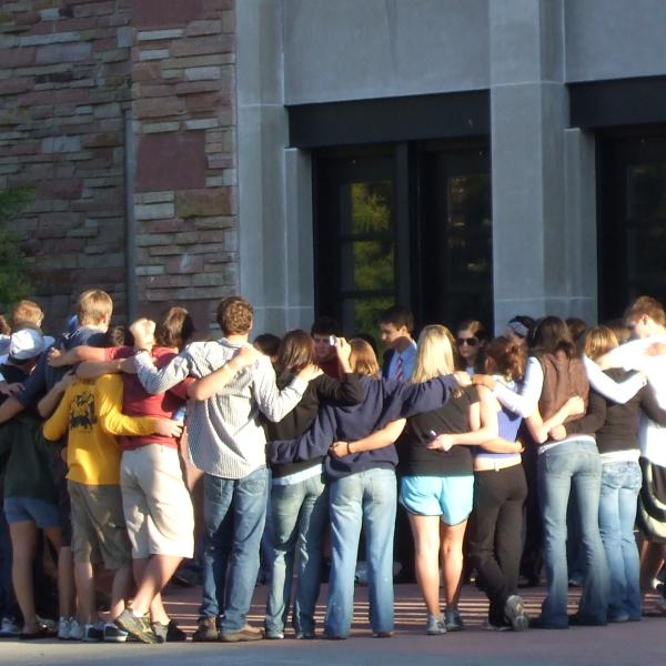 Students from PLC 2007 gather outside of Eaton Humanities before heading to orientation