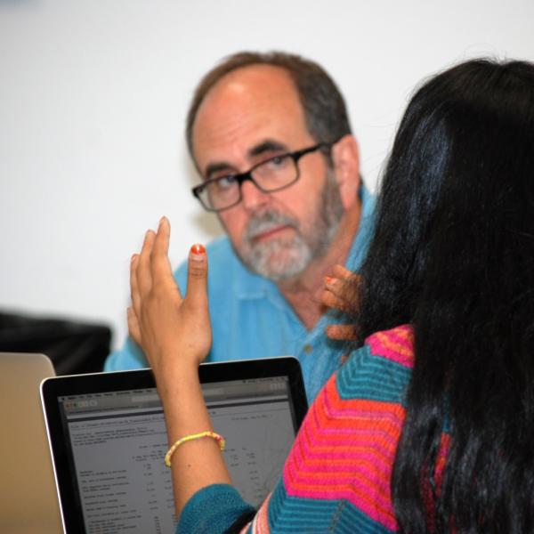 Paul Voakes discusses story ideas with Haasini Ravishankar. (Photo by Murray Meetze/University of Colorado)