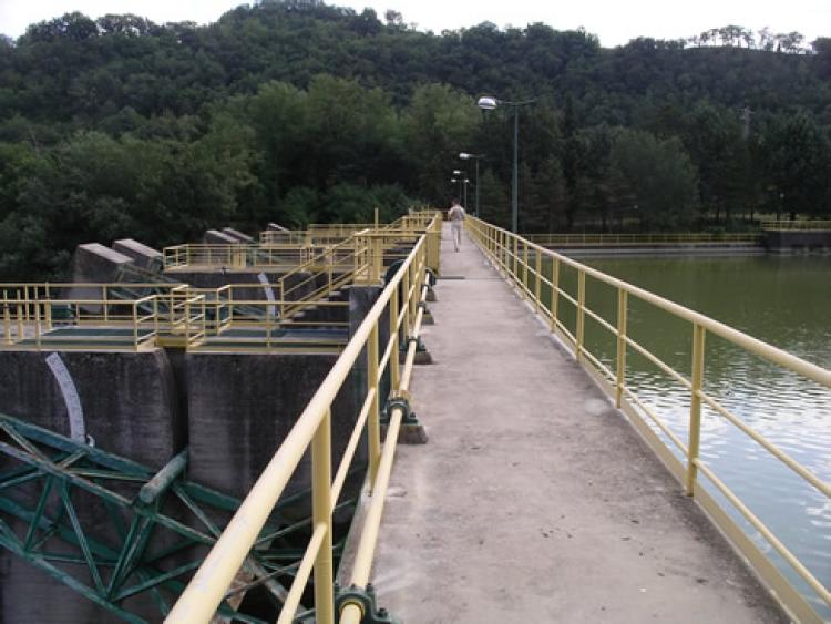 ames Syvitski (Geological Sciences & INSTAAR) walks over a reservoir dam, Apennine Mountains, Italy, August 2004
