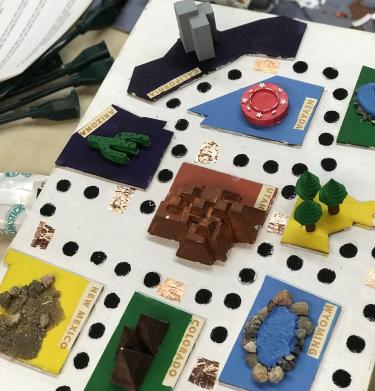 Game board with state shapes and icons.