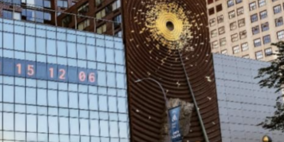 Gan Golan and Andrew Boyd Climate Clock, 2020 Public art installation Photo Credit: Jeenah Moon for The New York Times