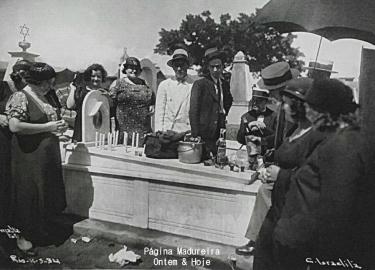 Mourning the Dead at Cemitério Israelita de Inhaúma ("Cemitério das Polacas"), Rio de Janiero, Brazil, 1934. Photo courtesy Felipe Parada.
