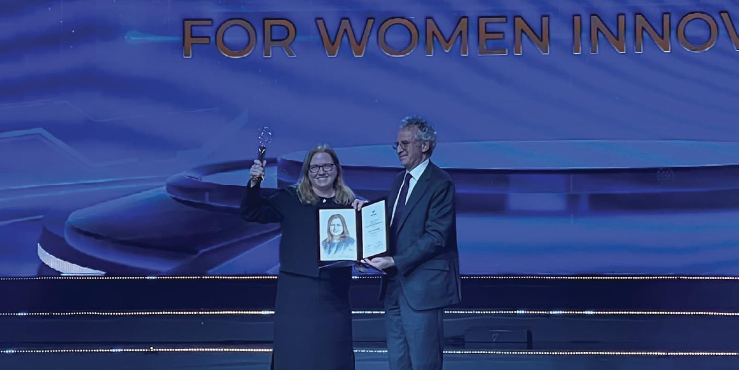 Kristi Anseth receiving the VinFuture 2024 Award
